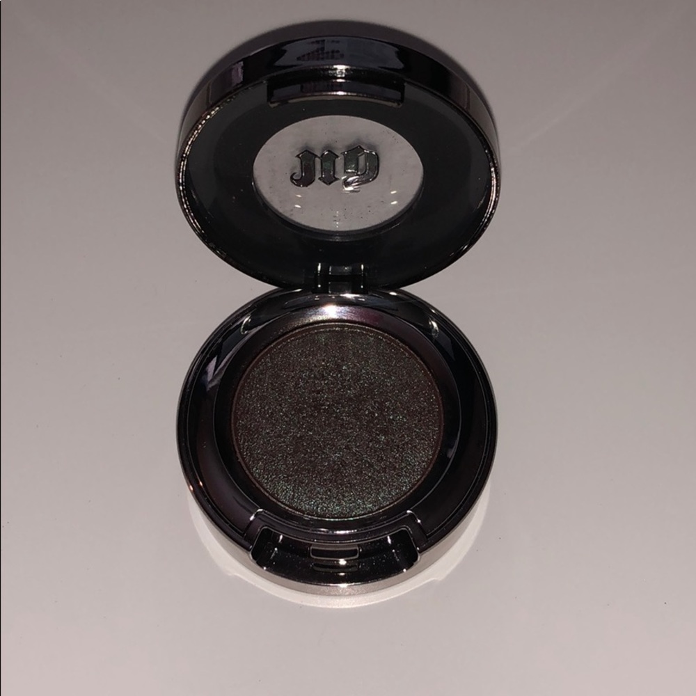 Urban Decay eyeshadow pot in Lounge.